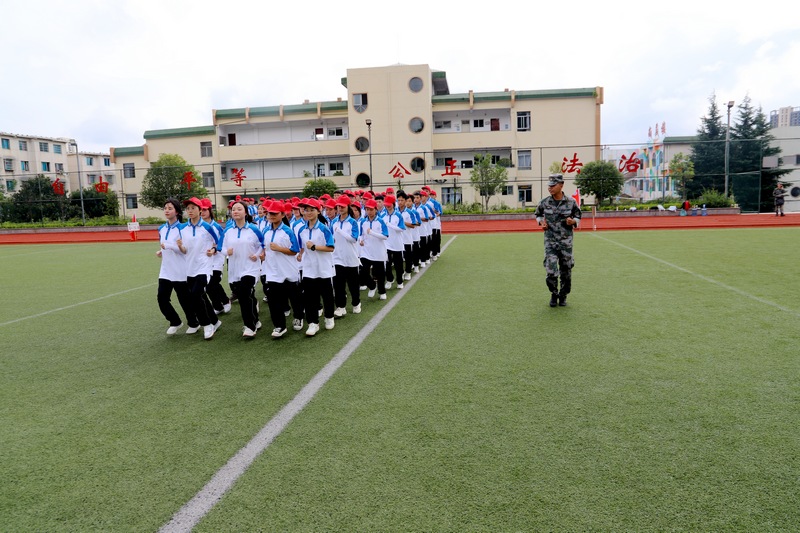 安顺民族中学军训现场。
