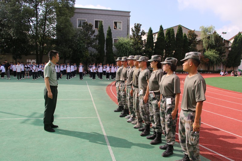 西秀区人武部组织学生军训教官讲评。