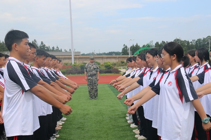 关岭县人武部组织学生开展队列训练。