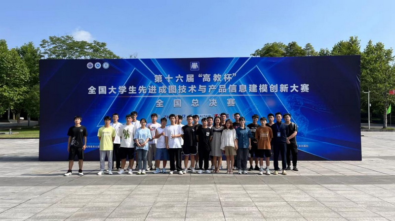 参赛师生合影。