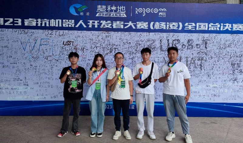 获奖师生代表合影。
