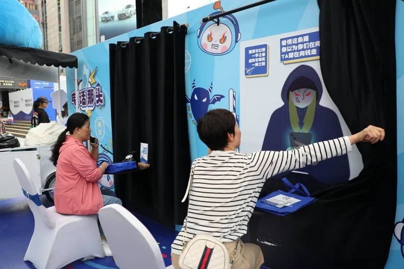 市民参与“电话那头”游戏环节。赵雪摄