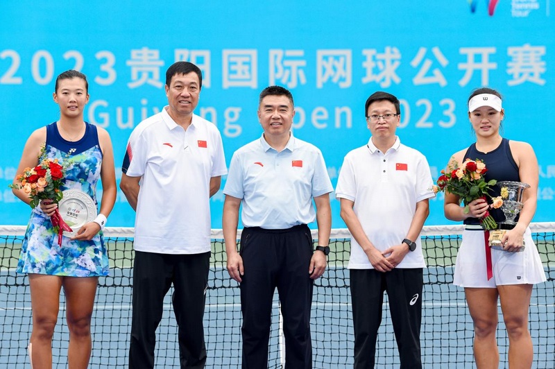 貴州省體育局局長吳濤（中）、貴陽市體育局局長饒祖躍（右二）、貴陽市網球協會主席陶曙明（左二）與冠亞軍合影。