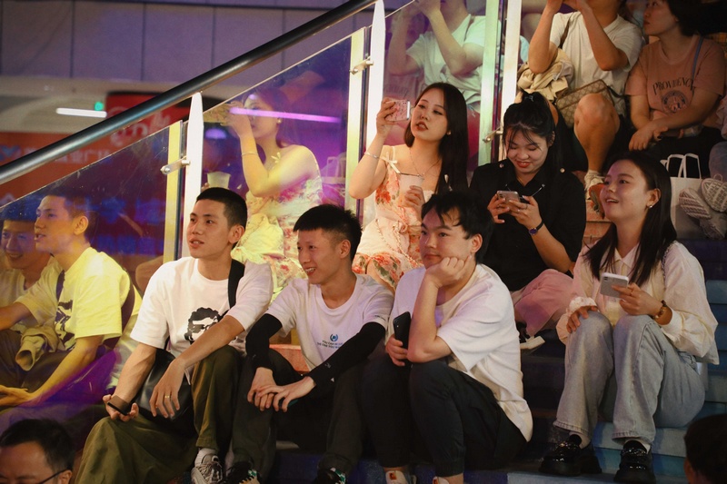 音乐会现场的阶梯成为了观赏最佳地。