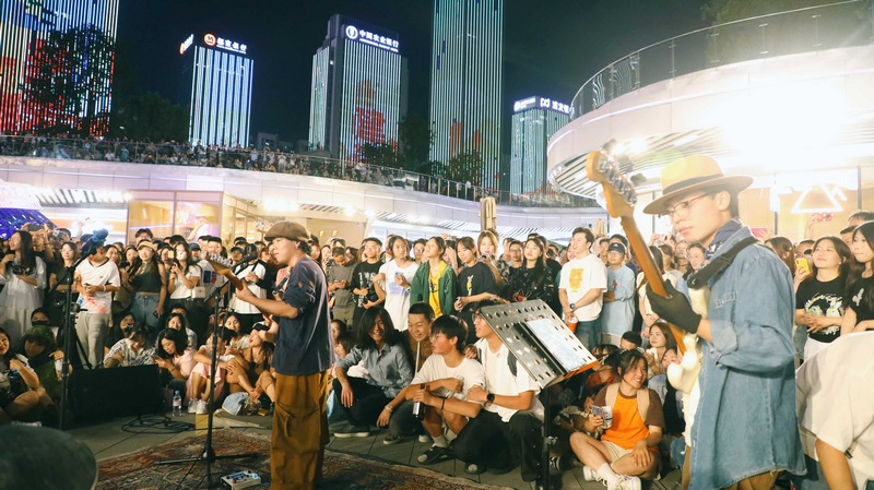 贵阳本土乐队为市民游客奉上一场精彩演出。