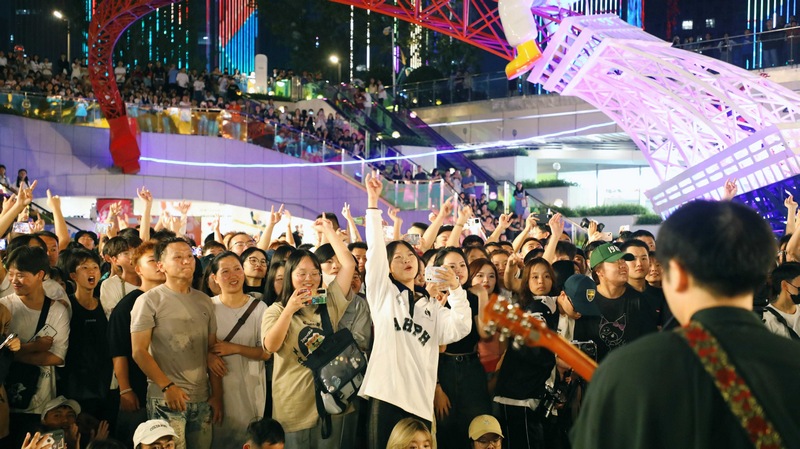 现场人潮涌动、热闹非凡。