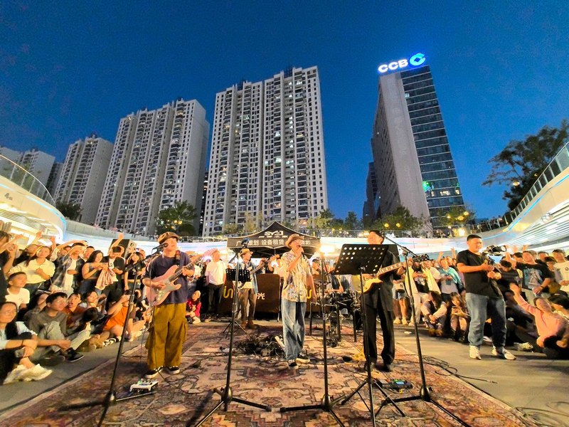 大家放声歌唱、肆意开心。