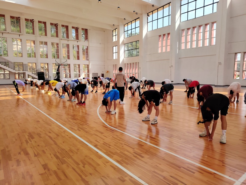 陈卫东（中立）和顾莲芳（左紫衣）在毕节特校室内篮球馆训练参加全省第七届残运会聋人篮球队队员。