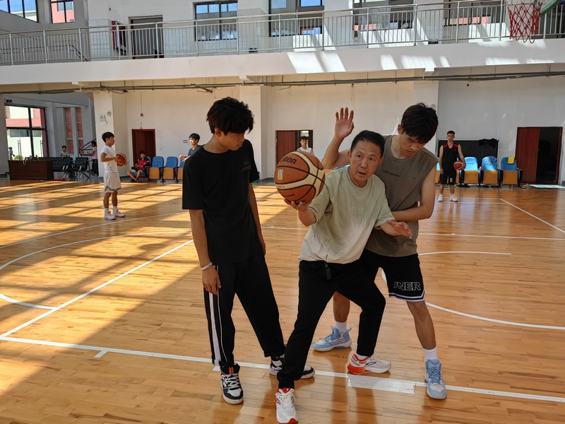 陈卫东在带着运动员实训防守技巧。