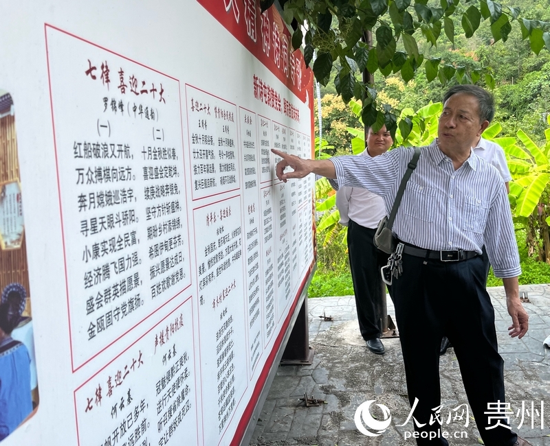 罗锦峰正在介绍新屯村打造的诗歌长廊。人民网记者 高华摄