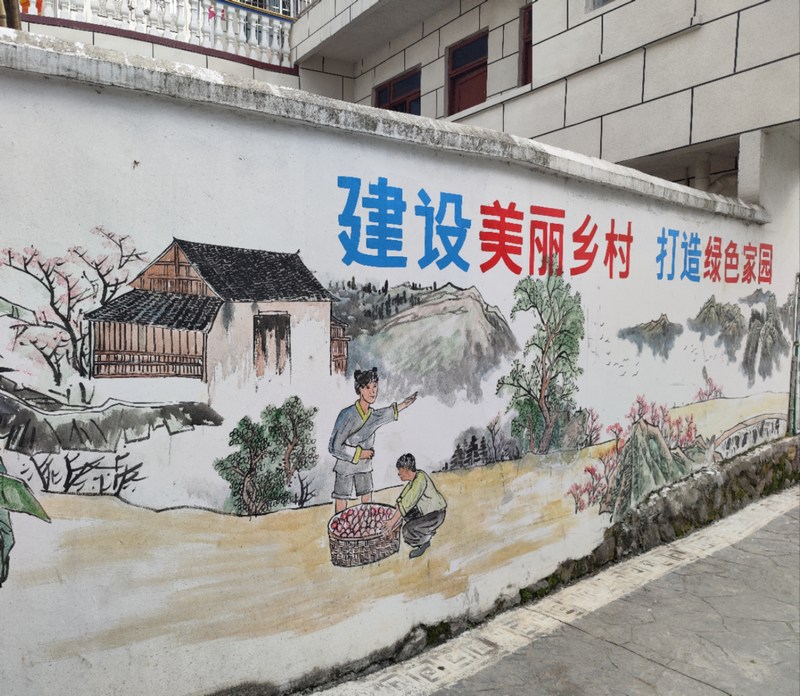 墙绘扮靓“新农村”。