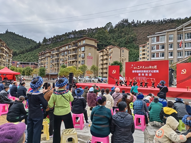 送文化下乡。