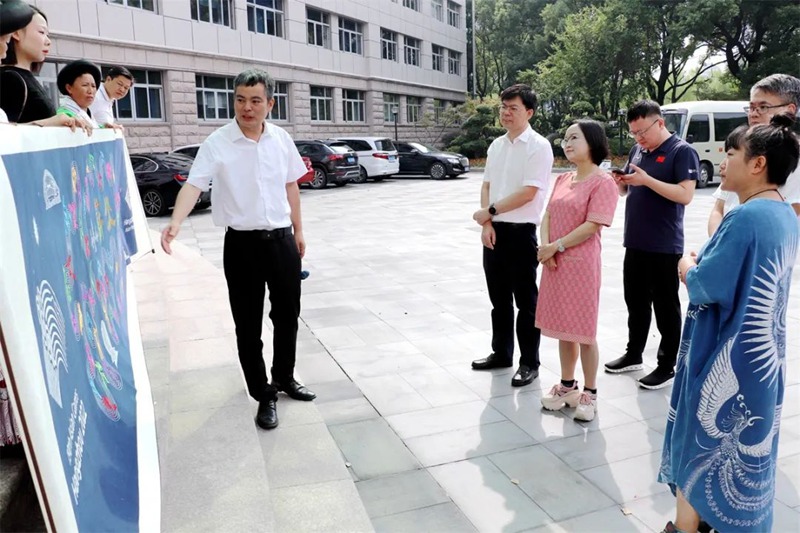 蕭山區美德標兵、黔西市林泉鎮高錦小學校長楊明介紹了長卷基本情況。