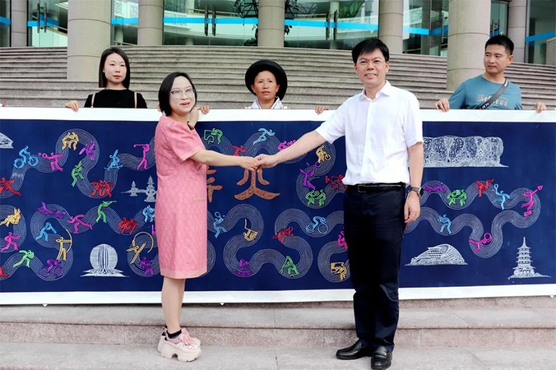 捐贈儀式結束后，雙方合影留念。