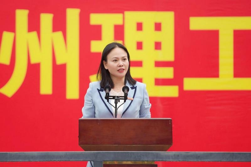 贵州理工学院纪委书记贺梦依正在上课。