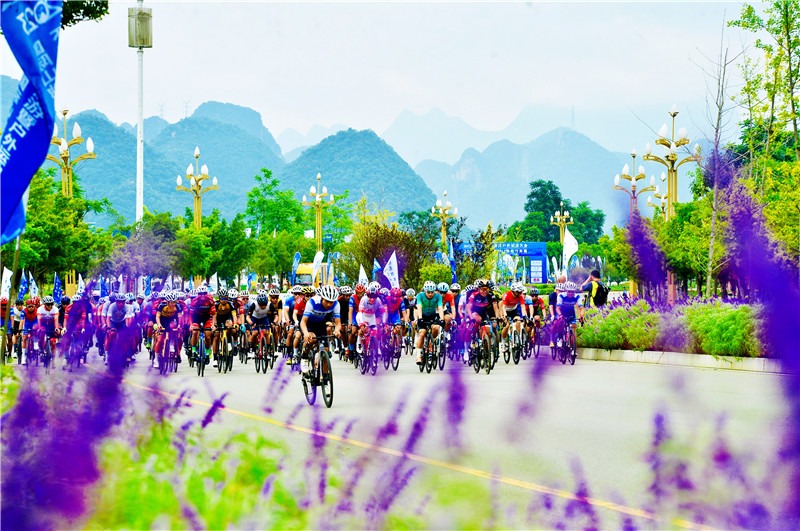 峰峦叠嶂间，来自多个国家的优秀骑手与自行车爱好者御风竞逐，浩浩荡荡蔚为壮观。