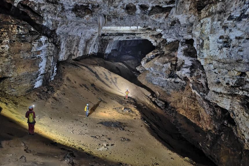 专家在双河洞内进行科学考察。贵州省山地资源研究所供图