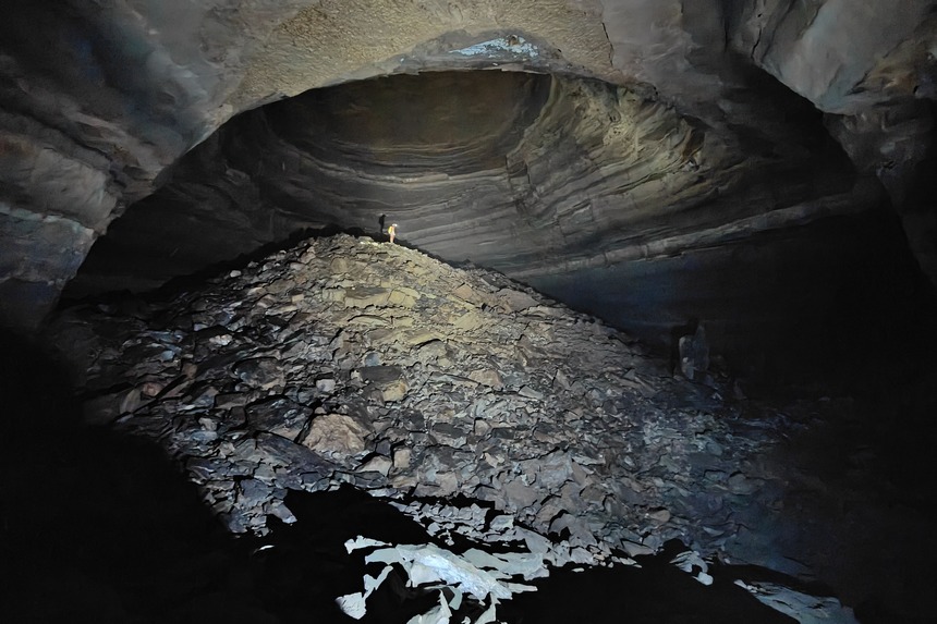 專家在雙河洞內進行科學考察。貴州省山地資源研究所供圖