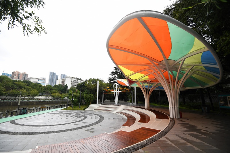 南明区城垣步道文化绿道（示范段）新建的蝴蝶棚环型剧场。赵松摄