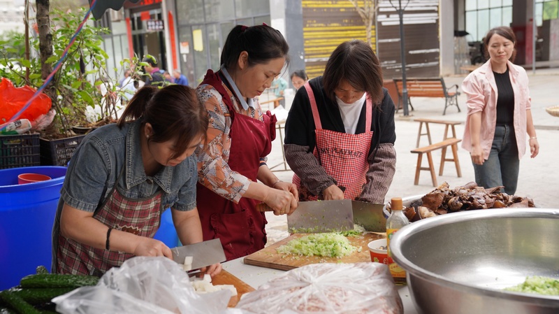 小區居民在准備包餃子食材。