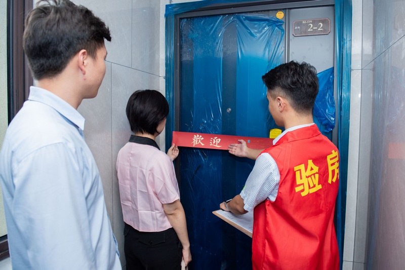 工作人員會請業主進行剪彩。