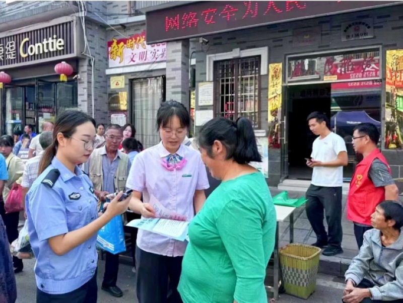 联合沙土派出所在集市开展宣传。