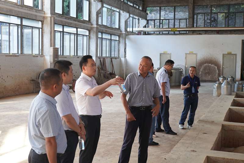 余龙组长同青酒集团董事长一行人参观工厂