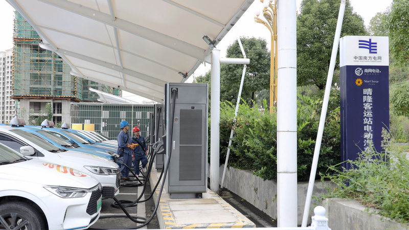1、國慶前夕，南方電網貴州興義晴隆供電局“南網驛站”工作人員對阿妹戚托小鎮周邊充電站開展用電巡線服務，確保城鄉電動車充電站“電力十足”。盧關文攝