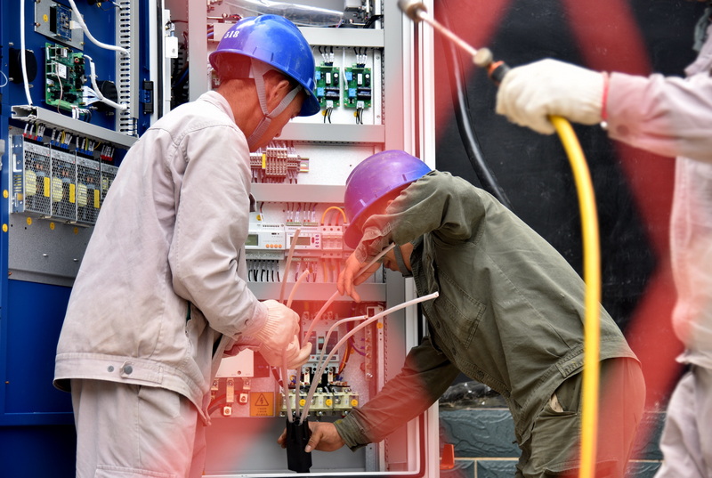 3、2023年6月14日，凱裡施秉供電局員工在黔東南苗族侗族自治州施秉縣白垛鄉白垛村安裝新能源汽車充電樁，實現充電樁建設進入紅色美麗村庄 。雷光杰攝