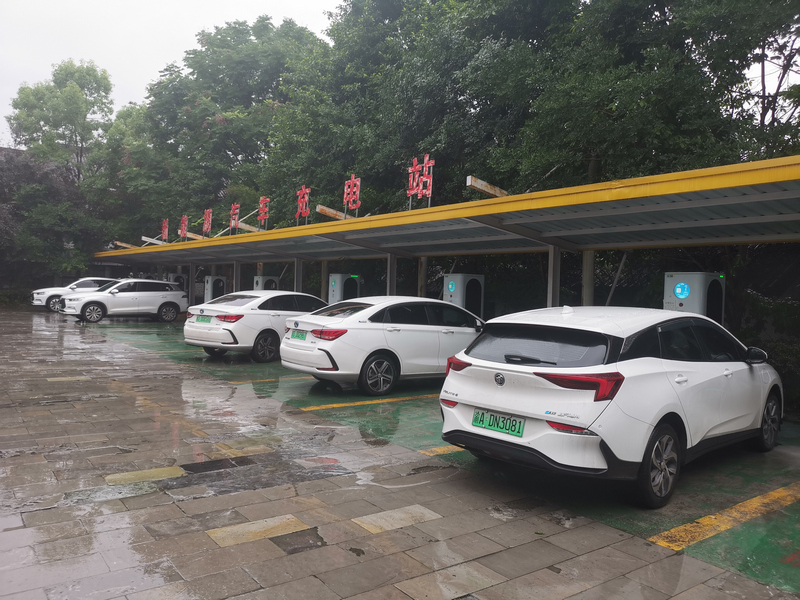 貴州省江口縣梵淨山公園充電站。吳瑾攝