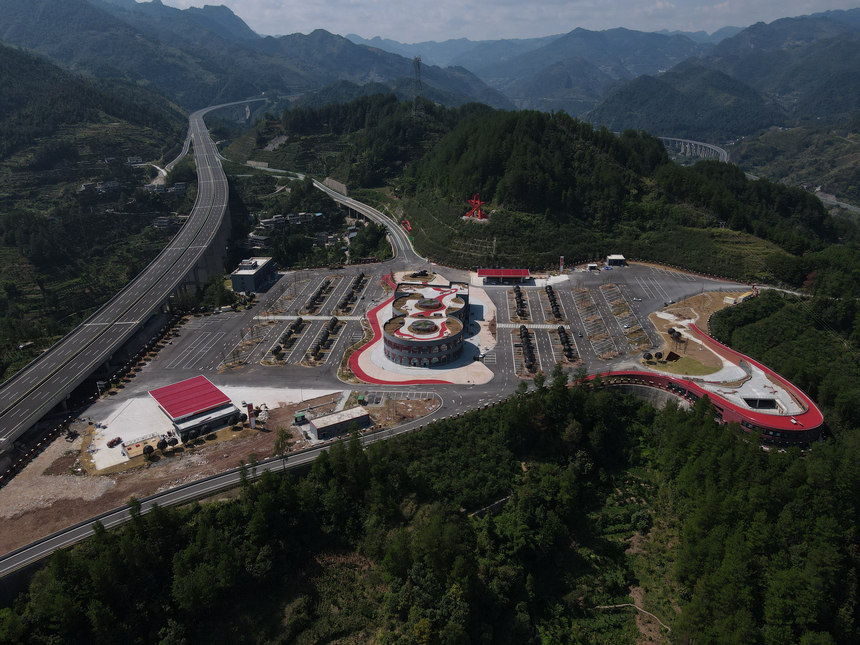 大娄山服务区被列入全国首批四个长征主题高速公路特色服务区之一。贵州高速公路集团有限公司供图