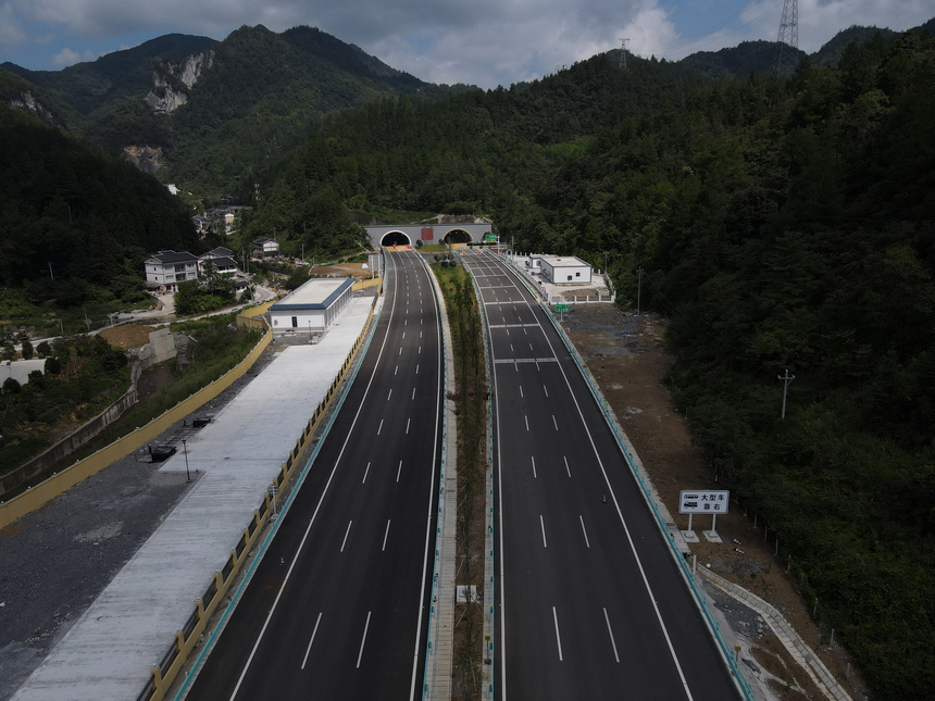大娄山隧道出口。贵州高速公路集团有限公司供图