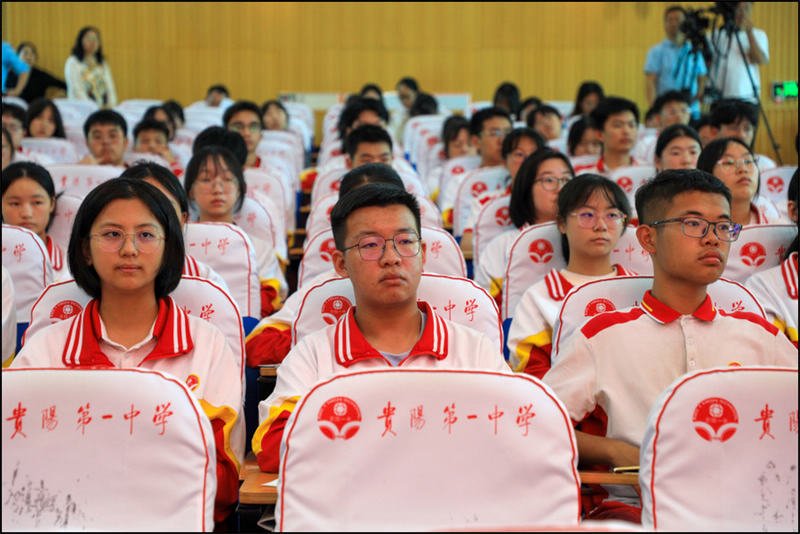 同学们认真听讲法官以案说法。