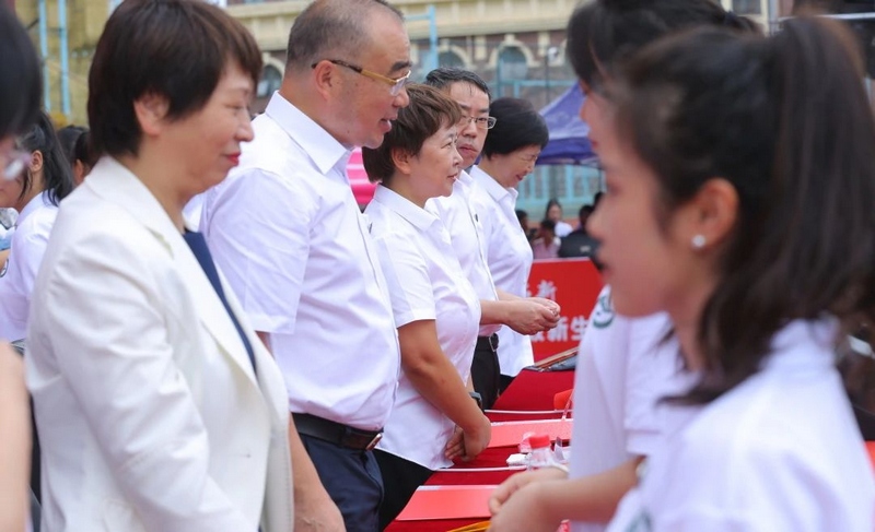 学校领导为新生代表佩戴校徽.jpg
