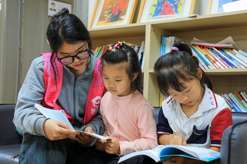 兒童之家老師正在陪孩子們閱讀書籍.jpg