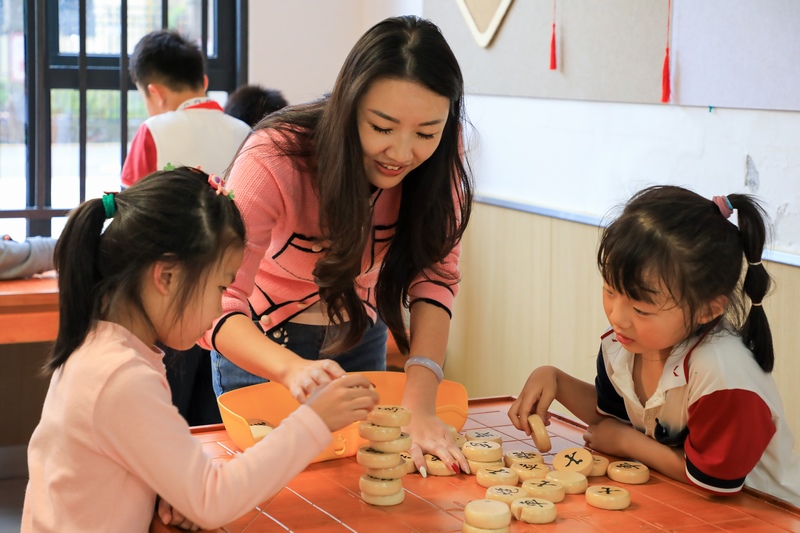 孩子們在“豌豆家”兒童之家玩耍.jpg