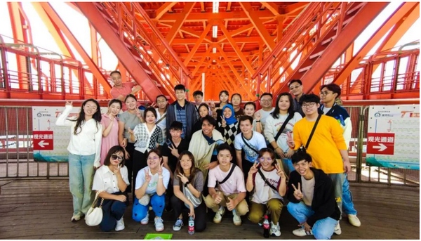 3 参观留影。.jpg