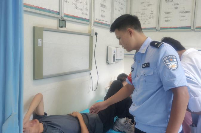 魏胜富将伤者送至医院后询问情况。图片由受访者提供