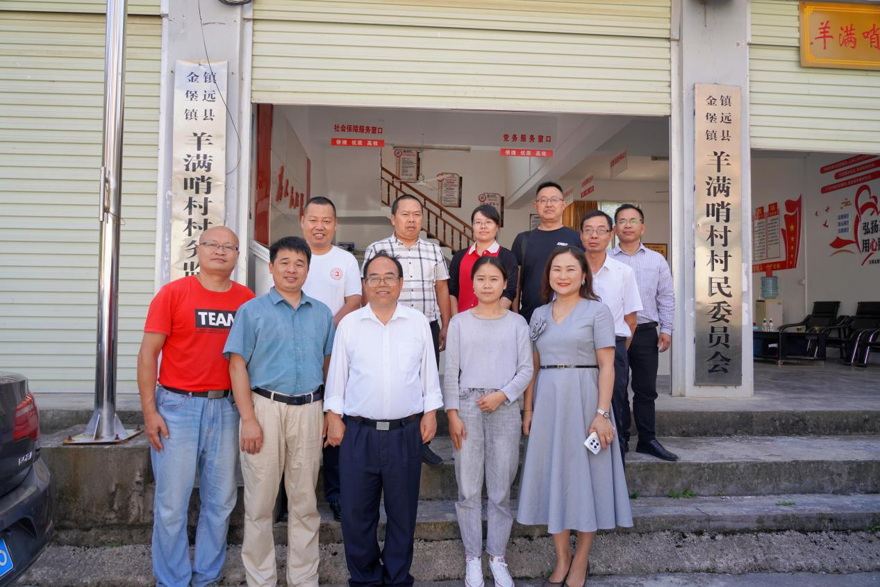 張鵬程在羊滿哨村委調研。