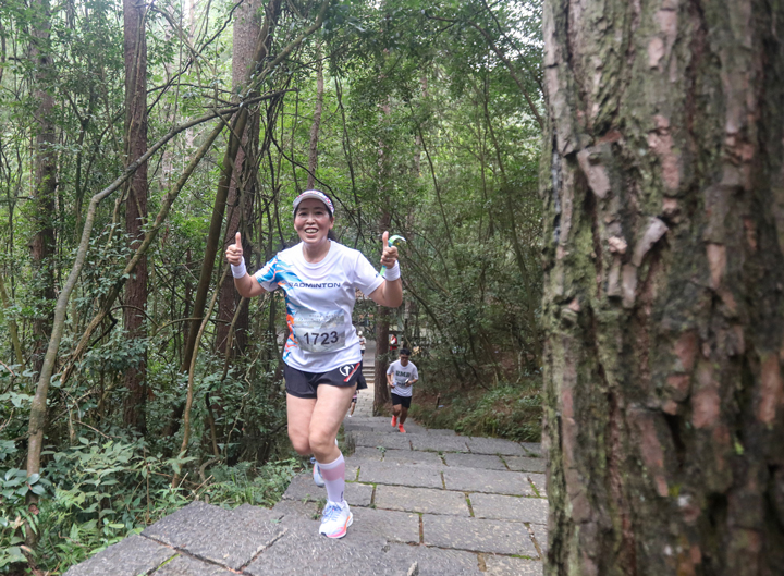 人們在施秉縣雲台山參加登山活動。