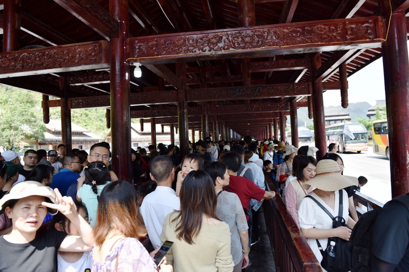 贵州荔波迎来旅游高峰。