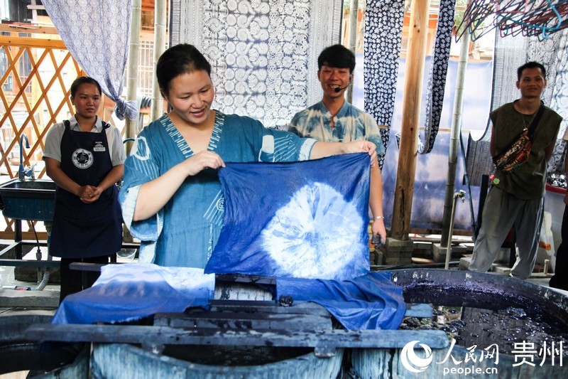 陆勇妹展示靛染布。人民网 王秀芳摄.jpg
