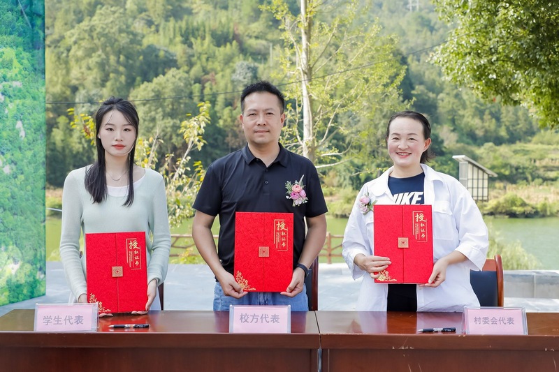 贵州民族大学美术学院院长范昭平、学生代表与长滩村驻村书记周兴文签署作品授权书。