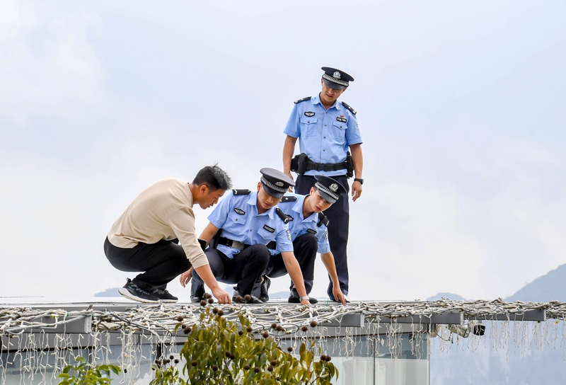 查看设施设备。图片由贵州省公安厅提供。