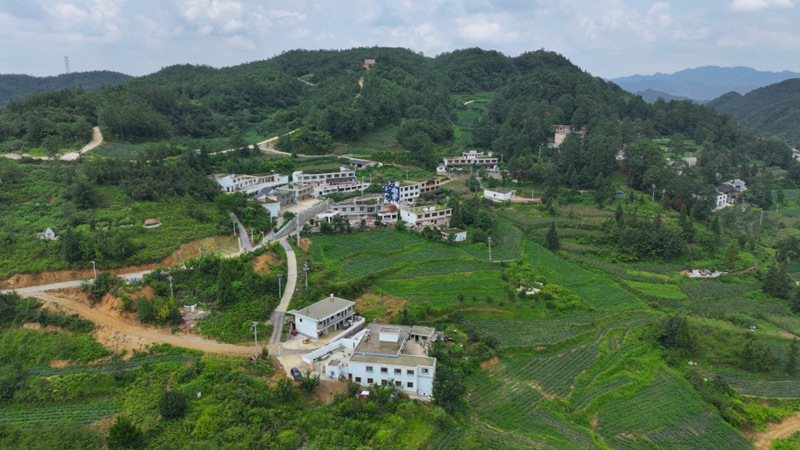 青山環抱的翁貢村。