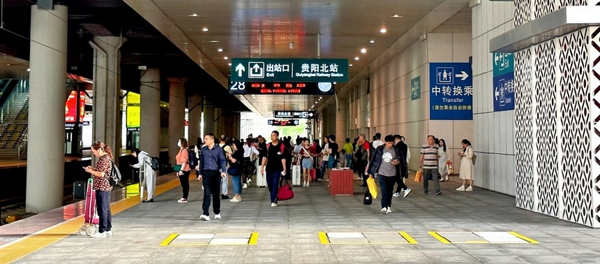 贵阳北站出站口。