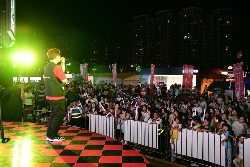 音乐会吸引了众多居民。王明元摄