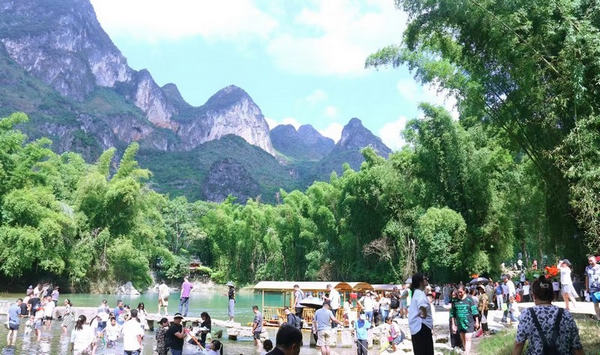  接待游客超32万人次 罗甸成为“双节”热门旅游目的地                                                                                                           10月7日，笔者从罗甸县文旅部门获悉，刚刚过去的中秋、国庆“双节”假期，全县累计接待游客总人数32.52万人次，较2019年增长48.97%；旅游综合收入2.45亿元，较2019年增长25%。                                                                                                                                                                                                                                                                                                                                                