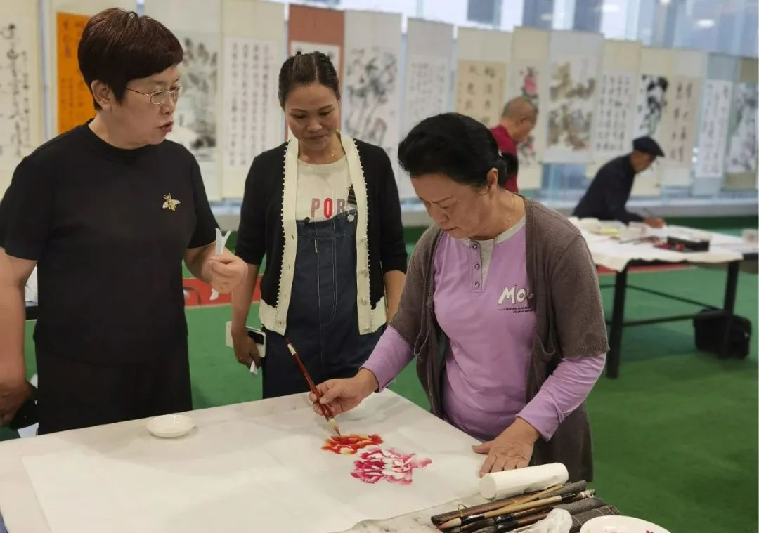 圖為老年書畫攝影展活動現場。