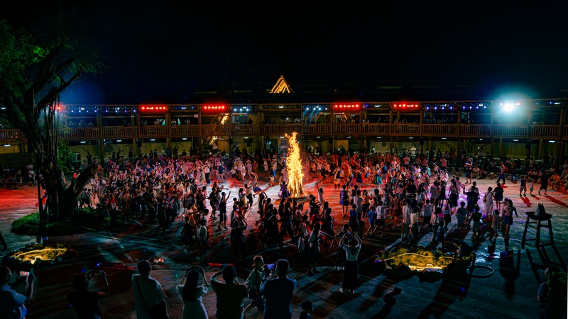 瑤山古鎮景區游客正參與篝火晚會。